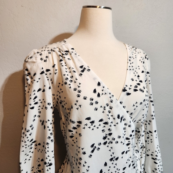 EUC MODCLOTH WHITE WRAP BLOUSE WITH BLACK ANIMAL NOVELTY FOOT PRINTS SZ S - Picture 2 of 9